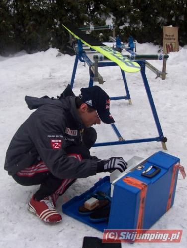 Adam Malysz przygotowuje narty